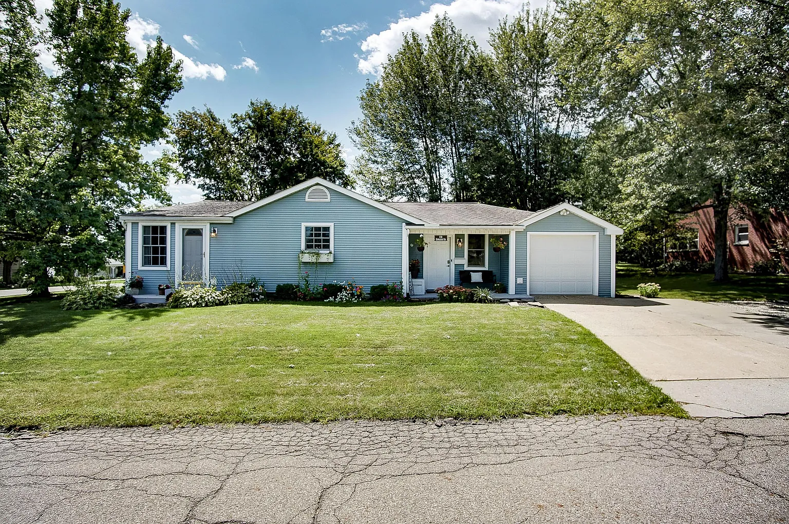 60 Edwards Rd photo 1