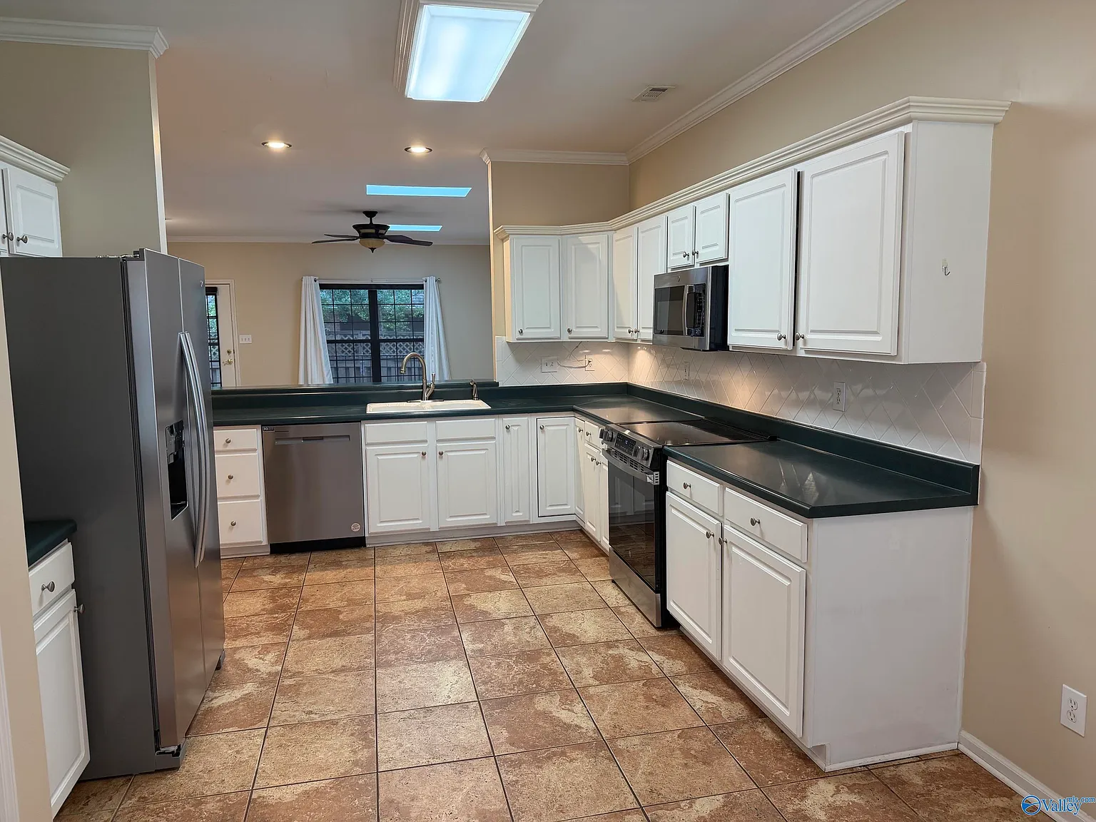 3 bed, 2.0 bath, 1725 sqft, $2,000 — Photo 4