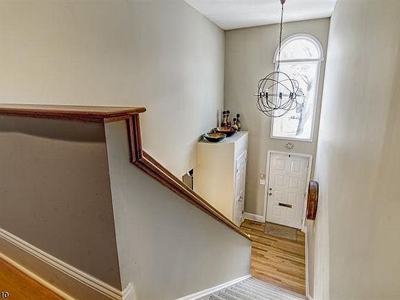 5th image of 229 Thornden St