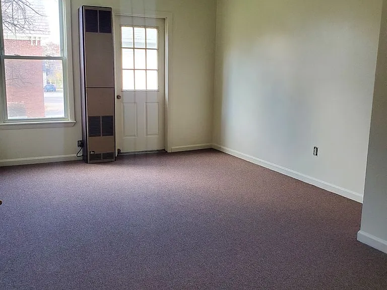 164 Roxbury St — Photo 4