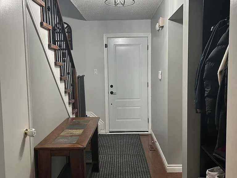 7025 Hickling Cres — Photo 3
