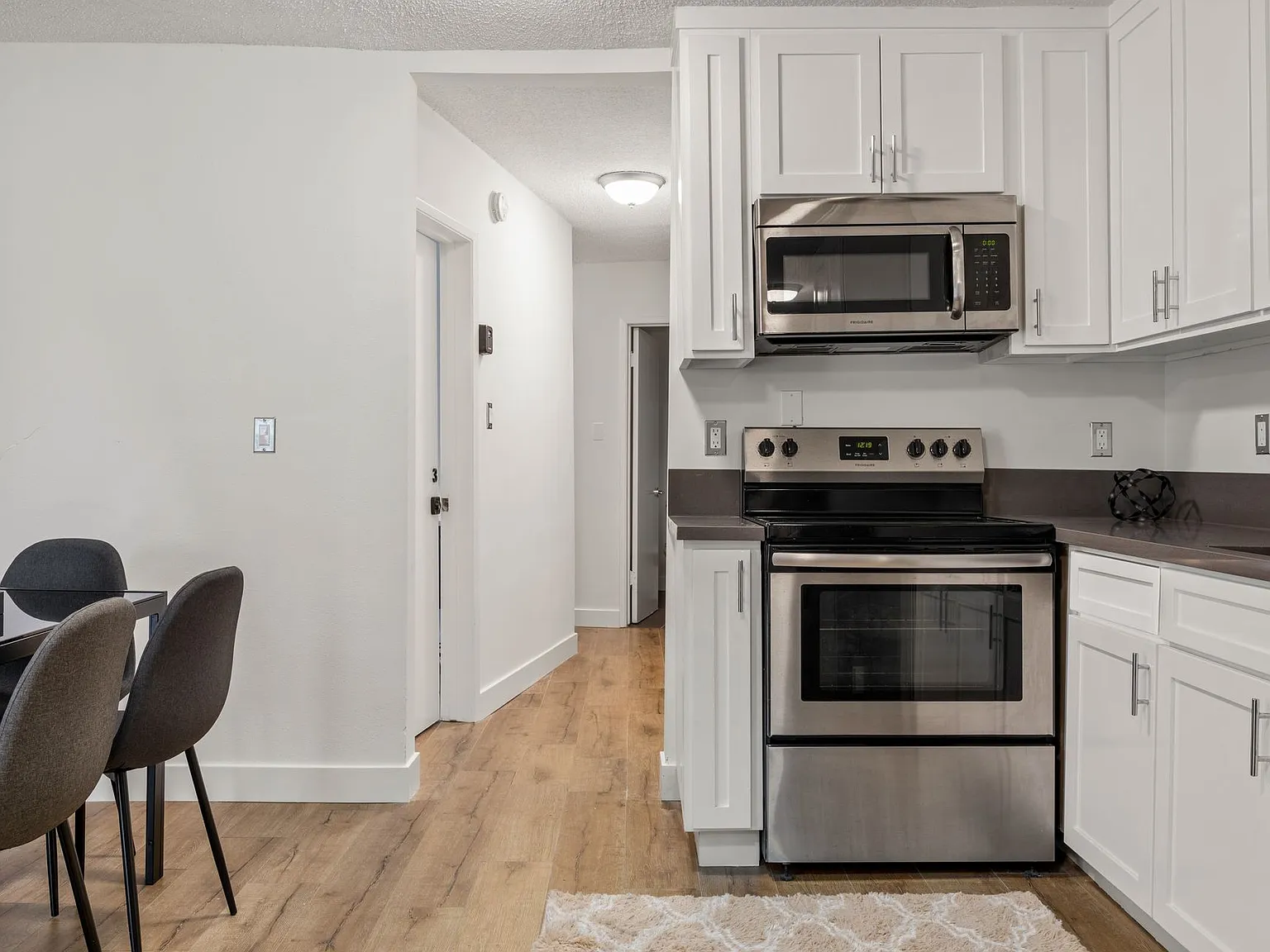 A 6 bedroom, 3 bathroom apartment with a dining/living room & a fully functional kitchen at 1700 ... — Photo 4