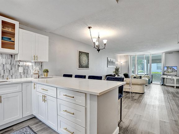 4th image of 400 SE 10th Street #117
