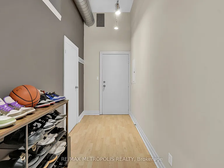 276 King St W #207 — Photo 19
