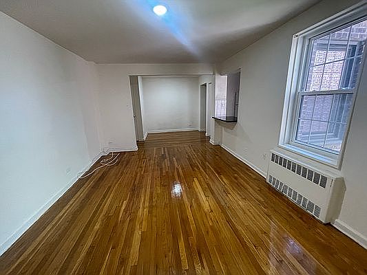 4th image of 14018 Burden Cres #4