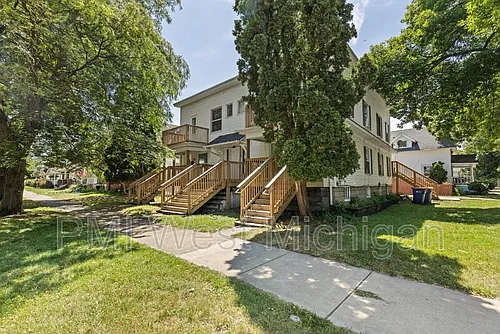 1057 Pine Ave NW Photo 1