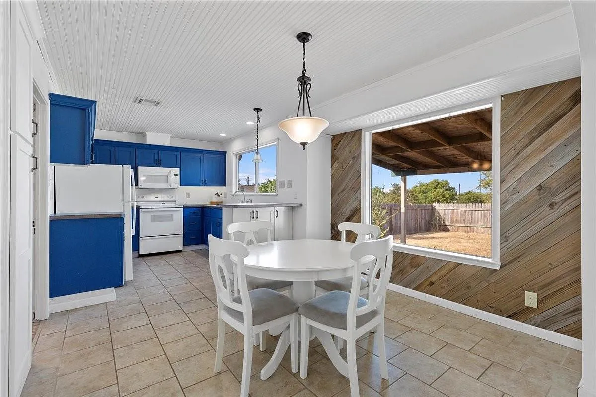 4 bed, 2.0 bath, 1763 sqft, $2,100 — Photo 2