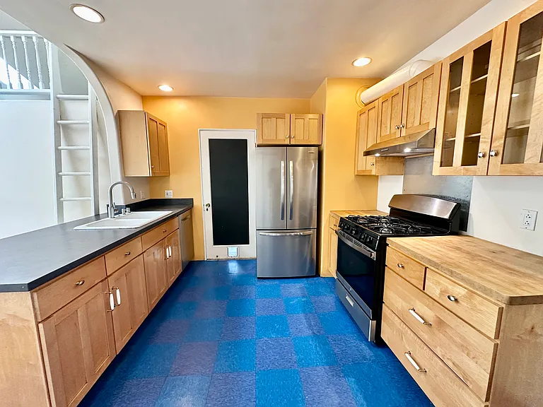 11 Hillview Ave — Photo 5