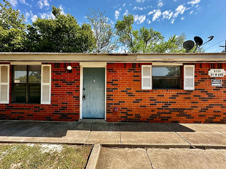 1616 SW B Ave #C — Photo 2