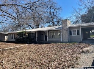 831 Cherry St, Uvalde, TX 78801