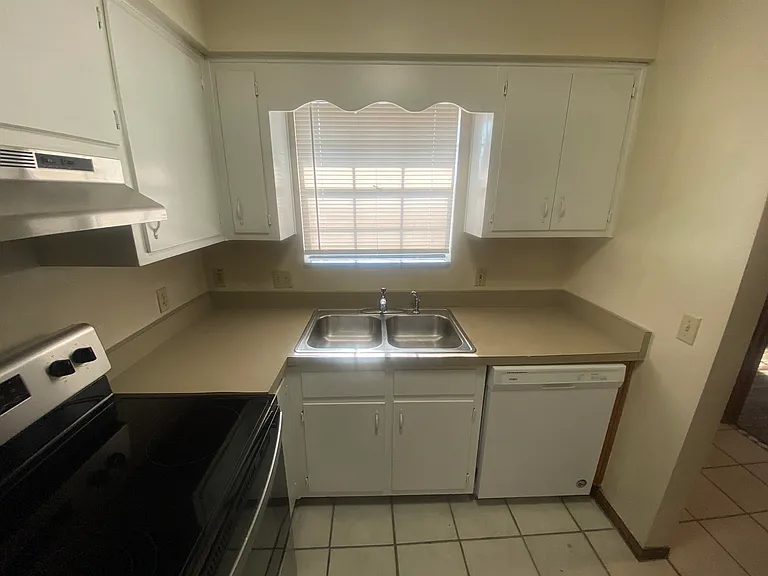 1102 Green Tree Ct #F — Photo 6