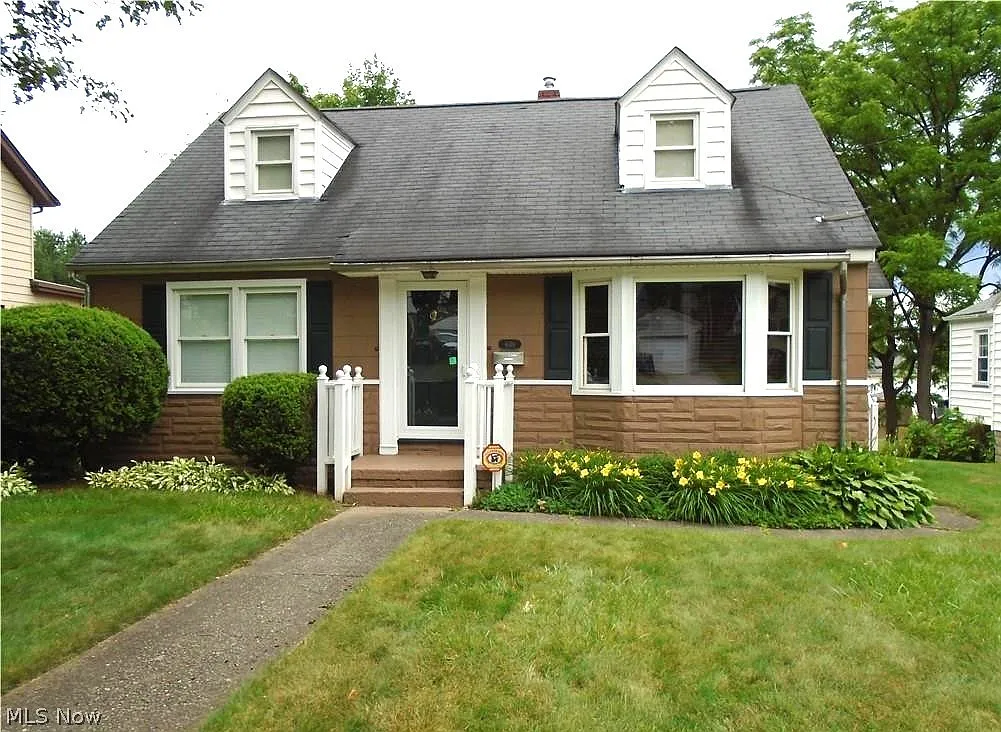 606 N Bentley Ave photo 1