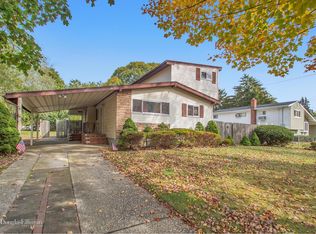 21 Laurie Rd, Brentwood, NY 11717
