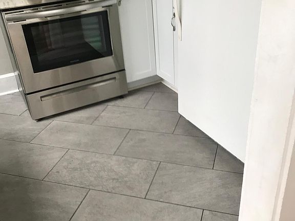 4th image of 305 E 4th St