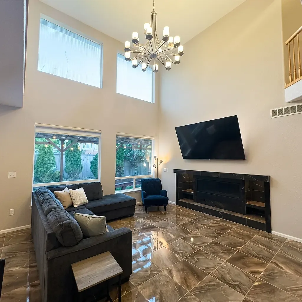 9 bed, 3982 sqft, $755 — Photo 1