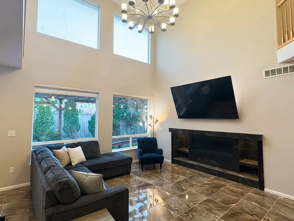 1202 E 100th Pl