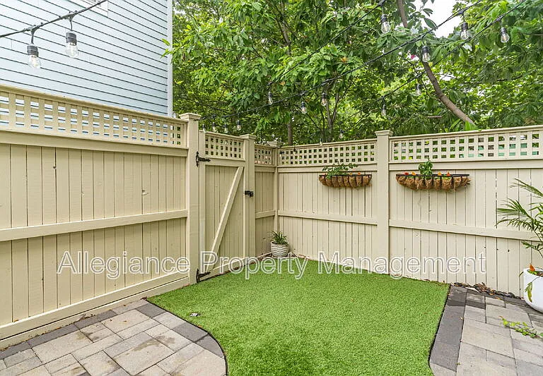 944 N Columbus St — Photo 30