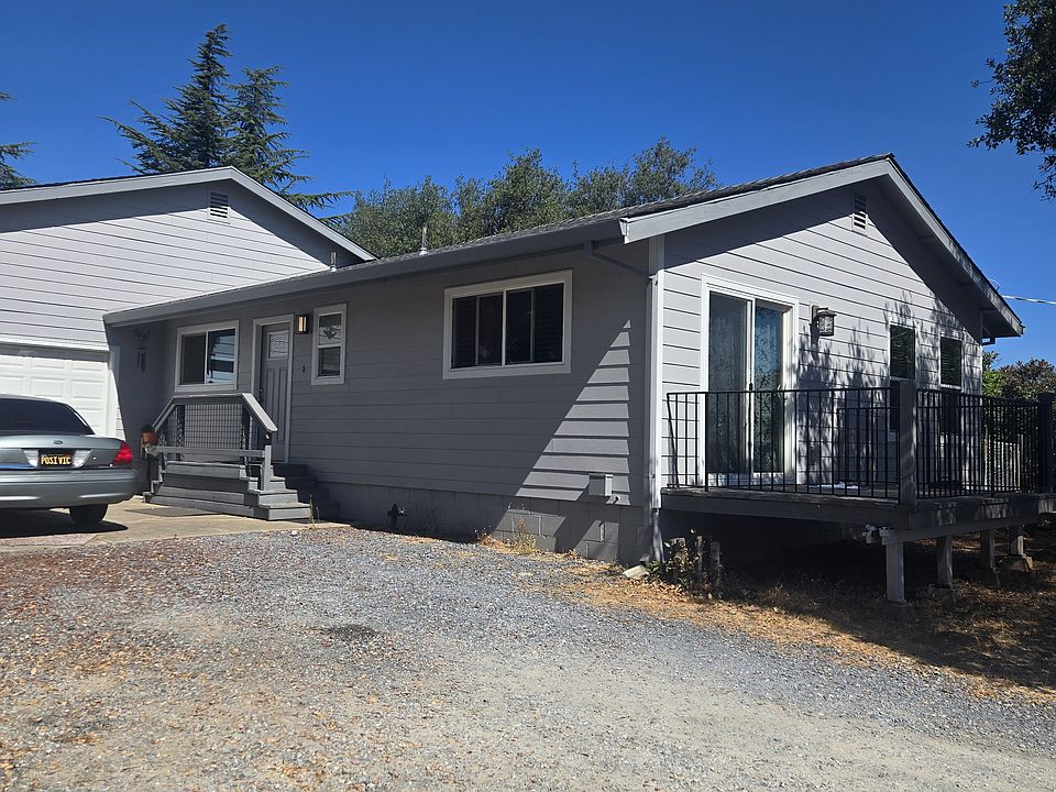 Gravel driveway with lots of outdoor parking