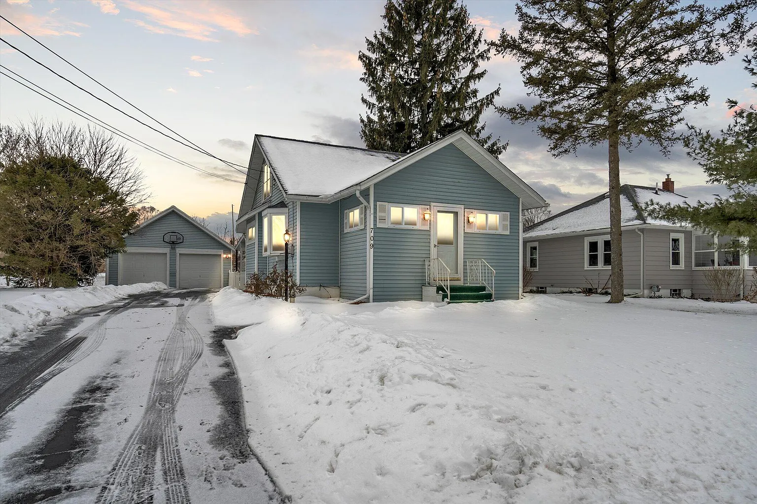709 Royal Dr photo 1