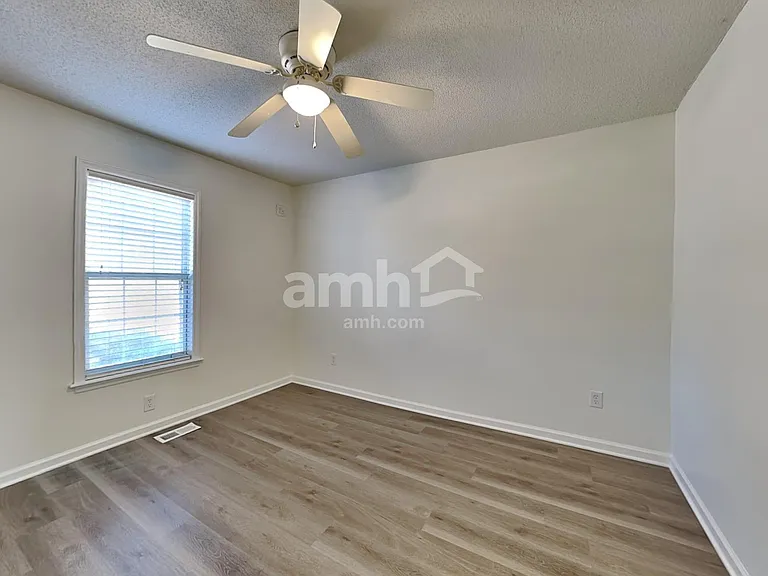 135 Kentucky Derby Dr — Photo 17