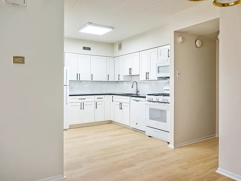 Ambassador Apartments — Photo 16