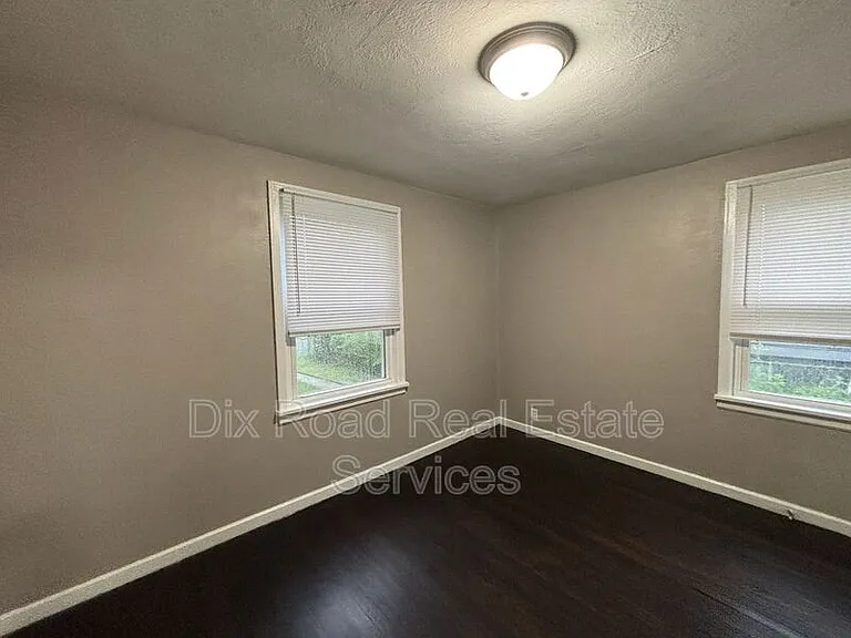 144 Niagara Ave — Photo 13