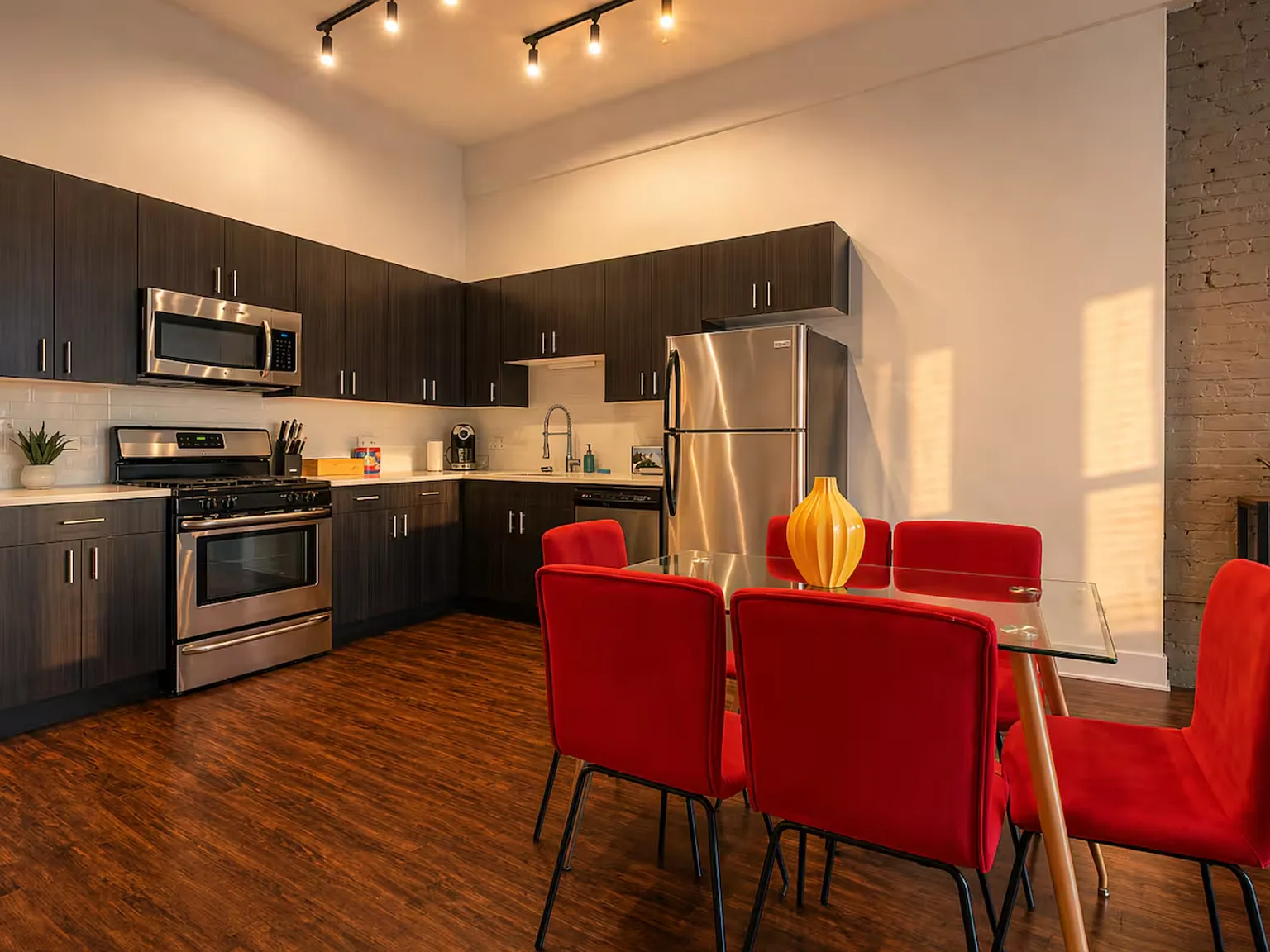3 bed, 950 sqft, $3,100 — Photo 2