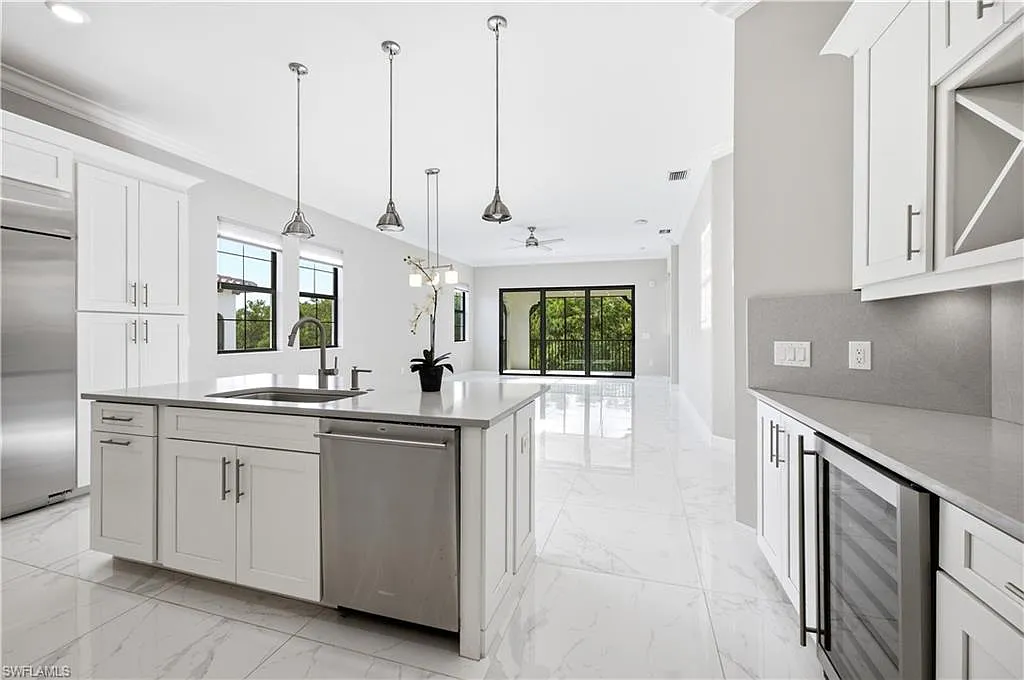 3 bed, 3.5 bath, 2350 sqft, $8,000 — Photo 2