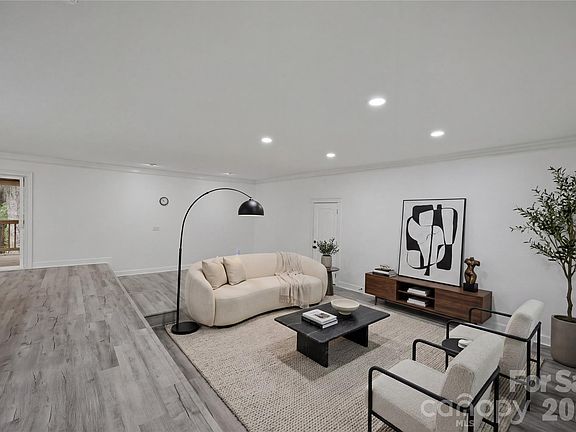 4th image of 2087 Marquesas Ave