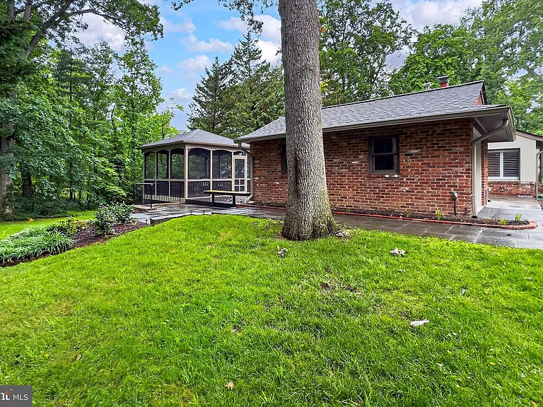 7614 Woodridge Cir — Photo 40