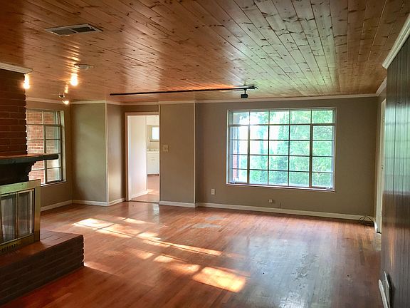 3rd image of 3712 Tracy Way