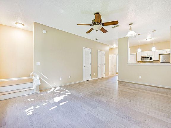 4th image of 831 Southern Creek Dr