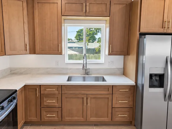 223 E Whitcomb Ave, Glendora, CA