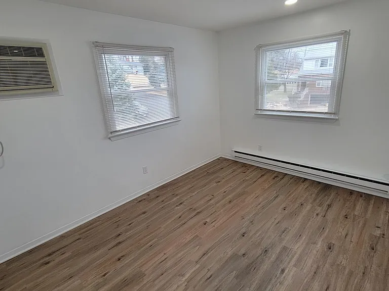 511 Leffert St — Photo 9
