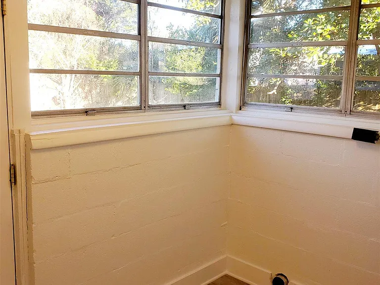 1215 N C St — Photo 27