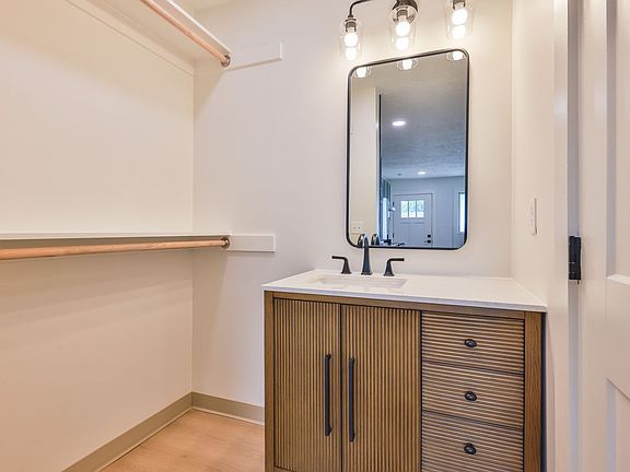5th image of 551 Elm St #5