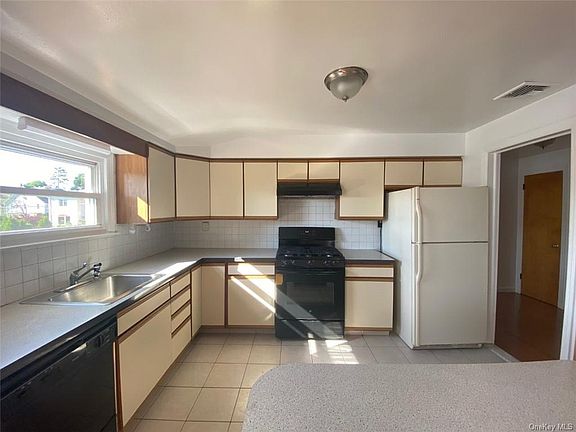 3rd image of 179 Woodside Ave #2