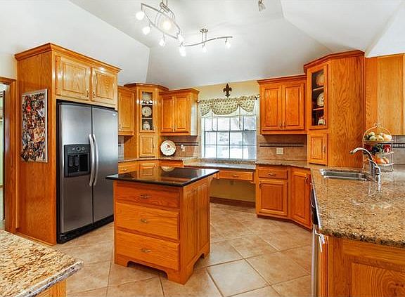 4th image of 2204 Cypress Point Dr