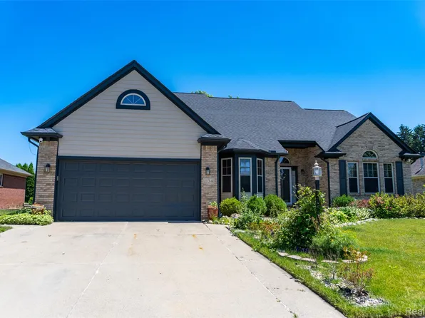 1134 Williamson Cir, Pontiac, MI 48340