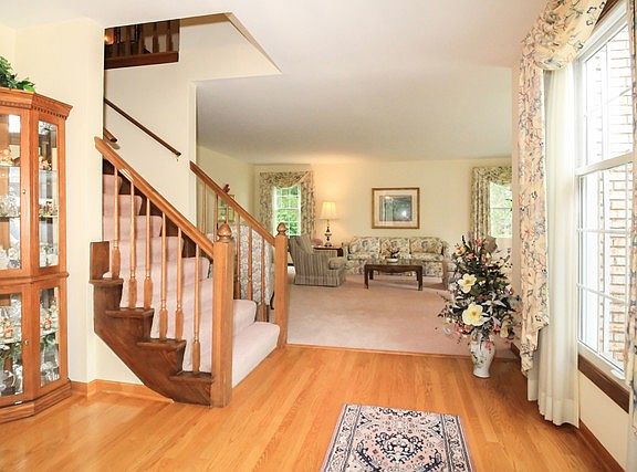 3rd image of 430 Butterfield Ct