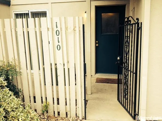 1010 Roundtree Ct photo 1
