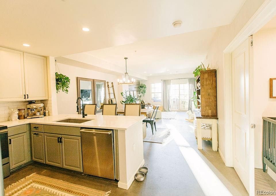 1st image of 925 N Lincoln Street #4D