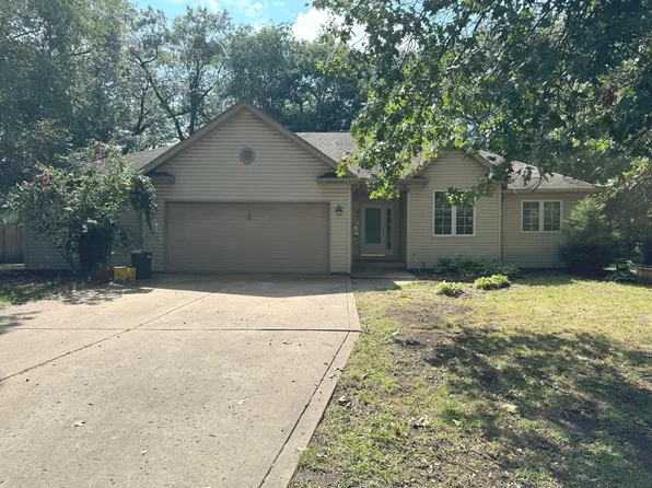 203 Oakwood Ln, Essex, IL 60935