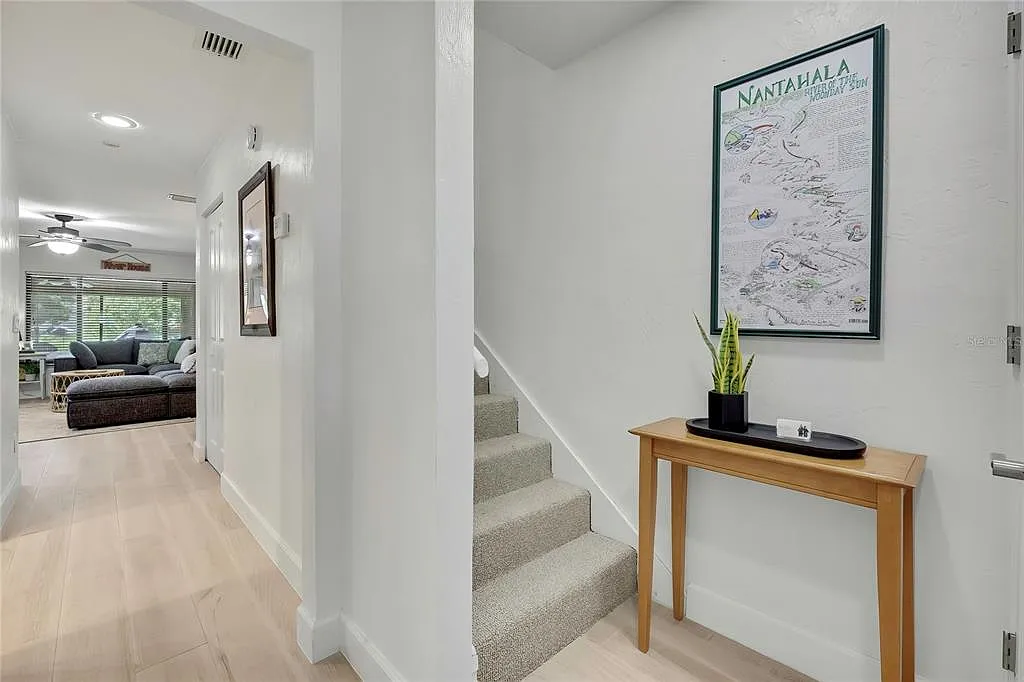 1637 SE Paradise Cir — Photo 2