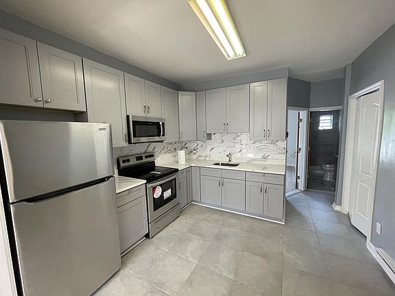 3rd image of 125 E Broad St