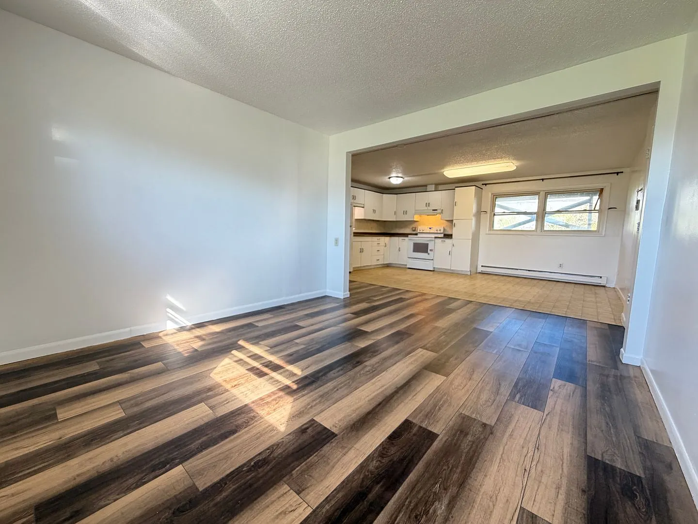 Large 3 Bedroom Apartment - Available Today!! — Photo 2