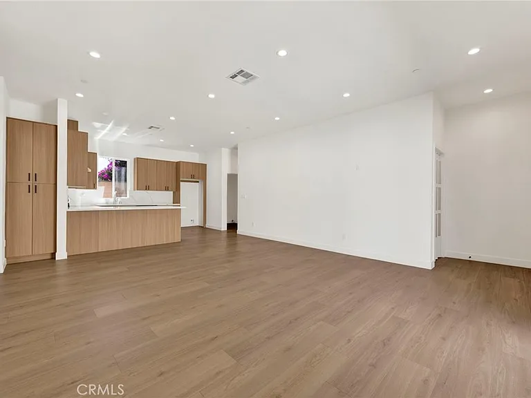 22538 Roscoe Blvd — Photo 4