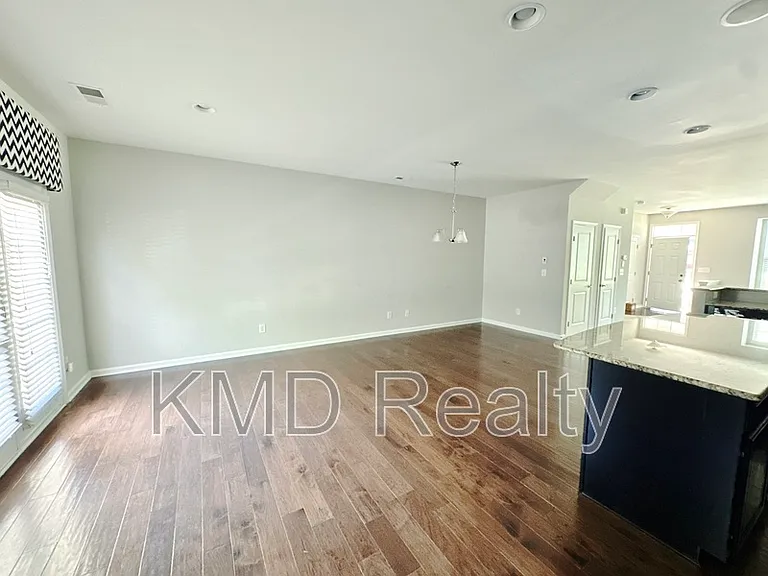 1935 Fleetwood Dr — Photo 6
