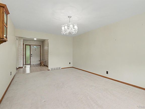 4th image of 17491 Woodside St
