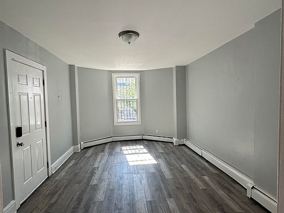 3rd image of 35 Norfolk St APT 1